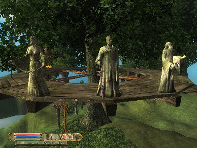 Drei Statuen, die mit Kristallen verziert sind.