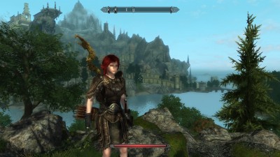 mit Stab auf dem Rücken und Schwert am Gürtel